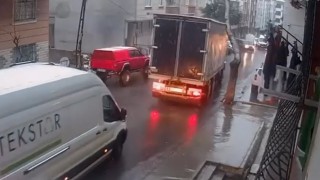 Esenyurtta seyir halindeki kamyonet ağaca çarptı