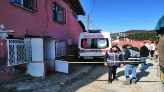 Eşine bıçak çektiği için oğlunu öldürmüş