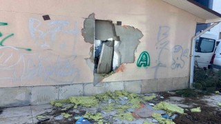 Eski hastane deposunun duvarını kırıp içeri girdiler, güvenlik kamerasını boyadılar