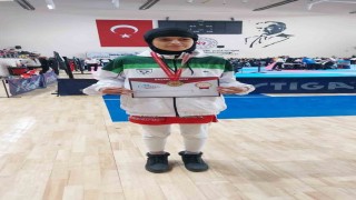Eskişehir Orgeneral Halil Sözer Ortaokulu öğrencisi ‘Kick Boks müsabakalarında Türkiye birincisi olarak altın madalya kazandı