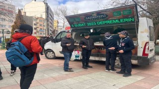 Eskişehirde depremde hayatını kaybeden vatandaşlar için farklı yerlerde lokma dağıtıldı