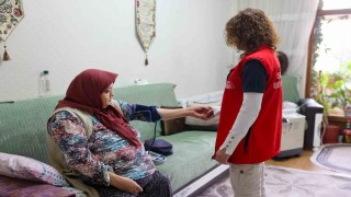 Evde yaşlı bakım hizmeti yüzlerde tebessüm olmayı sürdürüyor