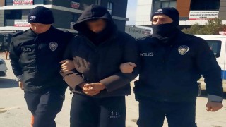 Eve neden geç geldin diyen babasını bıçakladı