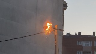 Eyüpsultanda elektrik kabloları alev alev yandı