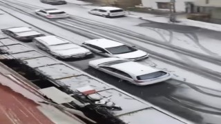 Eyüpsultanda kar nedeniyle kayan otomobil diğer araçlara çarptı