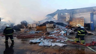 Fabrika yangınına eksi 5 derecede yapılan müdahalede su sıkılan bazı yerler buz tuttu