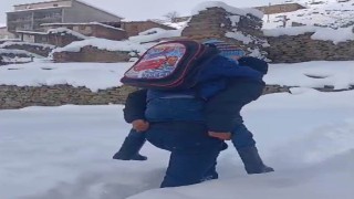 Fedakar öğretmen öğrencisini sırtında taşıyarak evine bıraktı