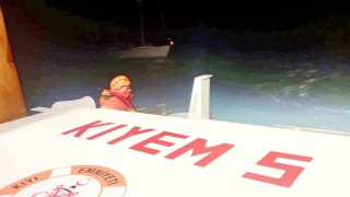 Fethiye açıklarında sürüklenen tekneyi Kıyı Emniyet ekipleri kurtardı