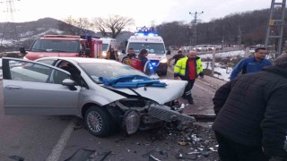 Filyos liman yolunda iki otomobil kafa kafaya çarpıştı: 2 yaralı