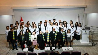 Fizyoterapi ve rehabilitasyon öğrencileri beyaz önlüklerini giydi