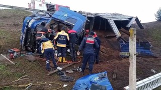 Freni boşalan tır şarampole uçtu: Araçta sıkışan yaralı sürücüyü itfaiye kurtardı