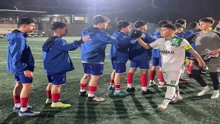 Futbolcular maçı bırakıp, tribüne saldırdı