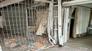 Gaz ile freni karıştırınca, çöp kamyoneti iş yerinin duvarına çarptı