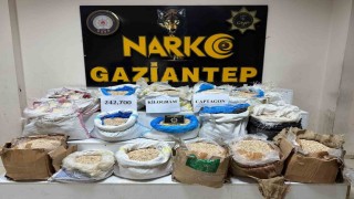 Gaziantepte operasyon yapılan araçtan çuvallar dolusu uyuşturucu çıktı