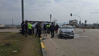 Gaziantepte otomobil ile hafif ticari araç çarpıştı: 2 yaralı