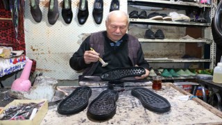 Gelişen teknolojiye rağmen 65 yıldır elde kundura imalatı ve onarımı yapıyor
