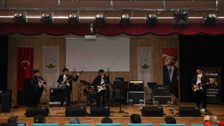 Genç müzisyenler final için sahnede
