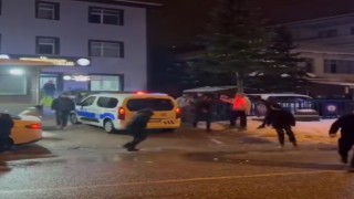 Gençler karakolda polislerle kartopu oynadı