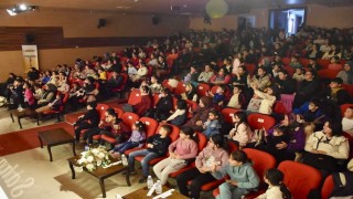 Germencikli çocuklar, müzikli tiyatro ile eğlendi