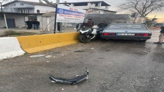 Germencikte otomobil motosiklete çarptı: 1 yaralı