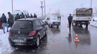 Gevaşta otomobiller çarpıştı: 2 yaralı