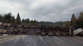 Gölcükte devrilen tır yolu kapattı: 1 yaralı