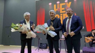 Gömeç Nuri Bozyel Kültür Salonu Süheyl ve Behzat Uygurun oyunuyla açıldı