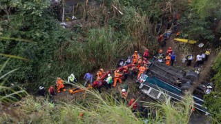 Guatemalada yolcu otobüsü köprüden düştü: 51 ölü