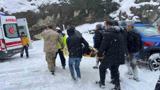 Gümüşhanede dereye yuvarlanan kamyonetteki 5 kişi yaralandı