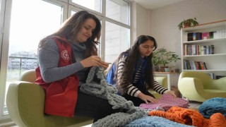 Gümüşhanede el örgüsü atkılar köy okulundaki miniklerle buluştu