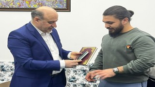 Hadis yarışmasını kazanan öğrenciler altınla ödüllendirildi
