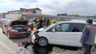 Hafif ticari araç kırmızı ışıkta bekleyen otomobile çarptı