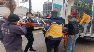 Hafif ticari araç otobüse çarptı: 1 yaralı