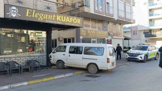 Hafif ticari aracın çarptığı kamyonet kuaförün duvarına çarparak durabildi