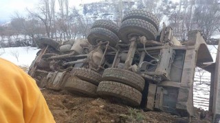 Hafriyat kamyonu şarampole devrildi: 1 yaralı