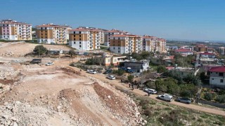 Hafriyat kamyonunu boşalttığı molozların altında kalan kadın yaşam mücadelesi veriyor