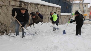 Hakkari çarşısında karla mücadele sürüyor