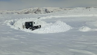 Hakkaride 3 metreyi bulan karda yol açma çalışması