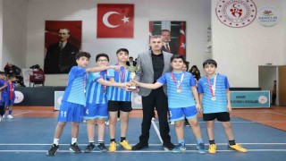 Hakkaride badminton müsabakaları yapıldı