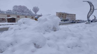 Hakkaride kar yağışı: 168 yerleşim yerinin yolu kapandı