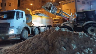 Hakkaride kar yığınları şehir dışına çıkartılıyor
