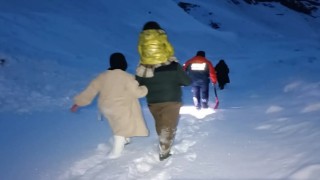 Hakkaride kara saplanan araçtaki 5 kişi AFAD tarafından kurtarıldı