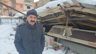 Hakkaride karın ağırlığına dayanamayan atölyenin çatısı çöktü
