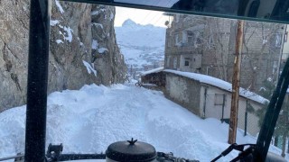 Hakkaride karla mücadele çalışması sürüyor