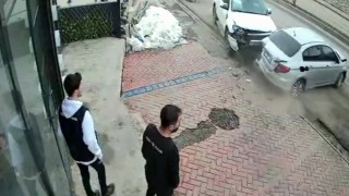 Hakkaride otomobil park halindeki araca çarptı