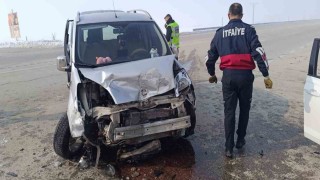 Hakkaride otomobille kamyonet çarpıştı: 2 yaralı