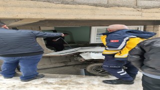 Hakkaride park halindeki araç yokuş aşağı kayarak evin duvarını yıktı