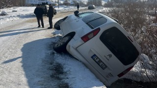 Hakkaride virajı alamayarak yoldan çıkan araç köprü kenarında asılı kaldı