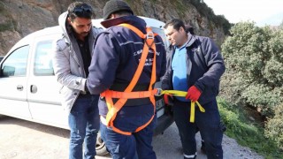 Halatla inerek çöp topladılar