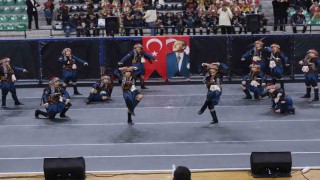 Halk oyunları şöleni izleyenleri büyüledi